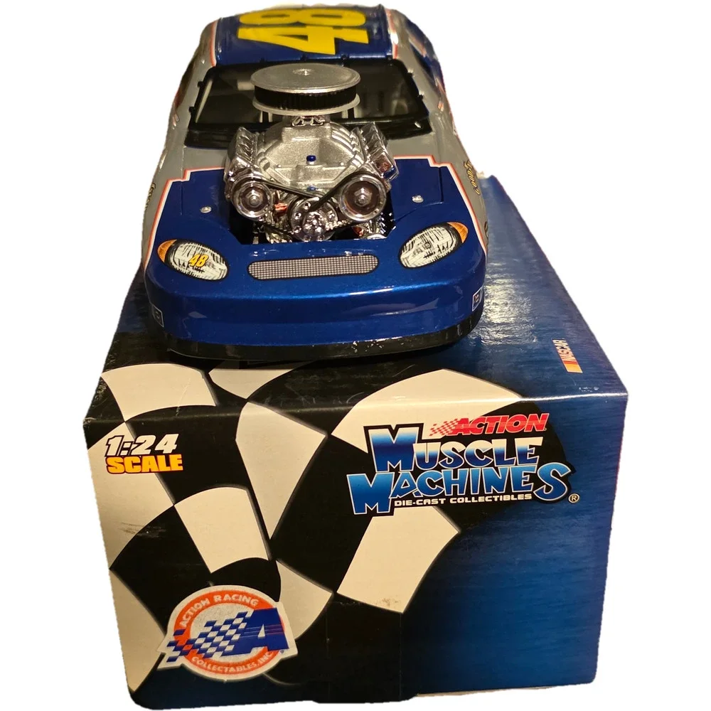 Jimmie Johnson #48 Lowe's 2005 NASCAR Muscle Machines 1/24 Action Diecast Nascar
